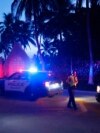Policija usmjerava saobraćaj ispred ulaza na imanje bivšeg predsjednika Donalda Trumpa Mar-a-Lago, u Palm Beachu, Florida, 8. avgusta 2022.