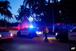 ARHIVA - Policija usmerava saobraćaj ispred ulaza na imanje bivšeg predsednika Donalda Trampa Mar-a-Lago, u Palm Biču na Floridi, 8. avgusta 2022.