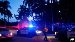 La policía dirige el tráfico afuera de la entrada a la propiedad Mar-a-Lago del expresidente Donald Trump, en Palm Beach, Florida, el 8 de agosto de 2022.