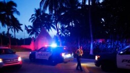La policía dirige el tráfico afuera de la entrada a la propiedad Mar-a-Lago del expresidente Donald Trump, en Palm Beach, Florida, el 8 de agosto de 2022.