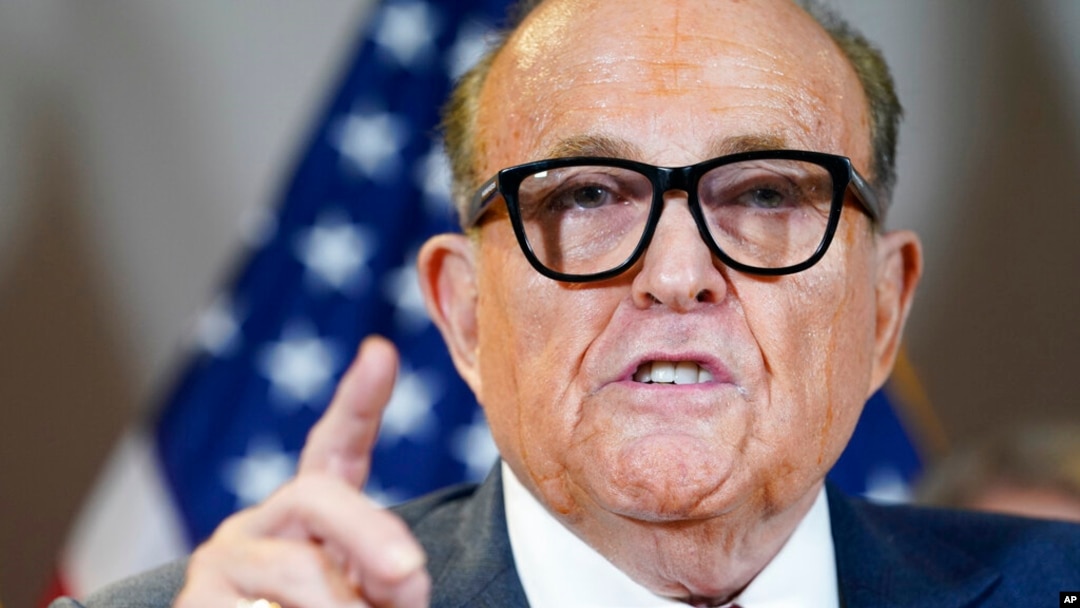 Mantan Wali Kota New York Rudy Giuliani, yang juga merupakan pengacara untuk mantan Presiden AS Donald Trump, berbicara dalam konferensi pers di Washington, pada 19 November 2020. (Foto: AP/Jacquelyn Martin, File)