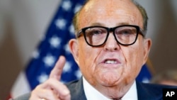 Mantan Wali Kota New York Rudy Giuliani, yang juga merupakan pengacara untuk mantan Presiden AS Donald Trump, berbicara dalam konferensi pers di Washington, pada 19 November 2020. (Foto: AP/Jacquelyn Martin, File)