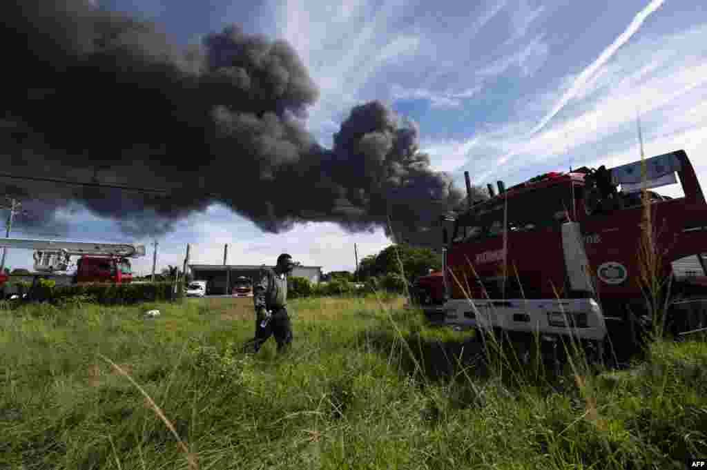 El fuego se extendió a un segundo tanque el sábado temprano, lo que provocó una serie de explosiones, dijeron las autoridades.&nbsp;