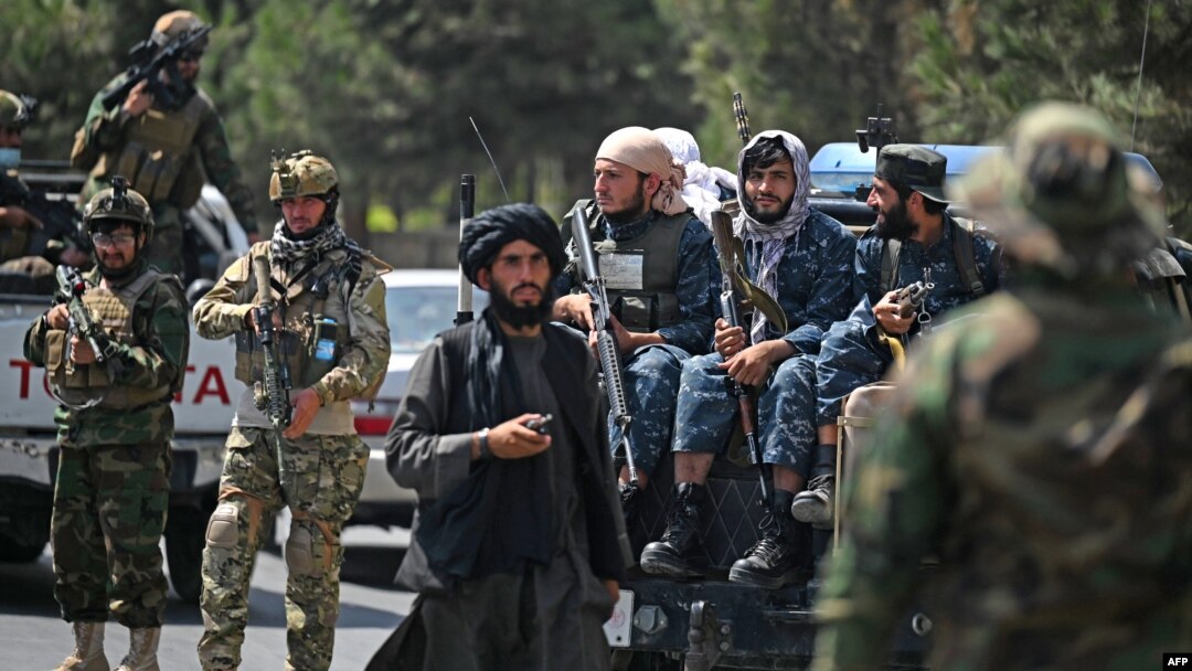 څيړونکي وايي که څه هم د طالبانو په حکومت کې جګړه ختمه شوې مرګ ژوبلې ډېرې نه کيږي خو جمهوریت ختم شوی، افغانستان په نړۍ کې يواځې شوی، د هېواد پوځ نشته، اقتصاد په ټپه ودرېدلي، د جينکو په تعليم او د ښځو په کار بنديز لګېدلی، د نيمې نه زيات مطبوعات بند شوي او خبریالان بې دندې شوي دي