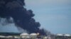Se ve fuego sobre los tanques de almacenamiento de combustible que explotaron cerca del puerto de supertanqueros en Matanzas, Cuba, el 7 de agosto de 2022. REUTERS/Alexandre Meneghini