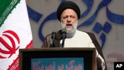 Rais wa Iran Ebrahim Raisi akihutubia wafuasi wake nje ya uliokuw aubalozi wa Marekani mjini Tehran Nov. 4, 2022. 