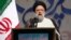 ইরানের প্রেসিডেন্ট ইব্রাহিম রাইসি ৪ নভেম্বর, ২০২২ তারিখে তেহরানে অবস্থিত যুক্তরাষ্ট্রের সাবেক দূতাবাসের সামনে এক বার্ষিক সমাবেশে জনতার উদ্দেশ্যে ভাষণ দেন।