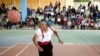 Andrea Garcia Lopez, 71 an, ke abone TikTok yo rele "Meme Jordan" jwe nan yon match egzibisyon basketbol nan San Esteban Atatlahuca, Oaxaca, Meksik, 3 Out 2022. 