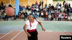 Andrea Garcia Lopez, 71 an, ke abone TikTok yo rele "Meme Jordan" jwe nan yon match egzibisyon basketbol nan San Esteban Atatlahuca, Oaxaca, Meksik, 3 Out 2022. 