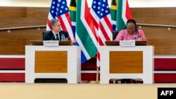 La ministre sud-africaine des Affaires étrangères Naledi Pandor (D) et le secrétaire d'État américainAntony Blinken (G) assistent à une réunion d'ouverture du dialogue stratégique à Pretoria, Afrique du Sud, le 8 août 2022. (Photo Andrew Harnik / AFP)