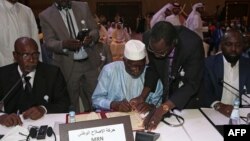Signature d'un accord entre la junte militaire du Tchad et des groupes armés pour les pourparlers de paix nationaux, en l'absence du FACT, principal groupe rebelle, le 8 août 2022 à Doha au Qatar. (Photo MUSTAFA ABUMUNES / AFP)