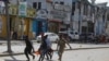 Sejumlah warga mengevakuasi seorang warga sipil yang terluka akibat ledakan di Mogadishu, Somalia, pada 29 Oktober 2022. Kelompok militan al-Shabab mengklaim bertanggung jawab dalam ledakan tersebut. (Foto: Reuters/Feisal Omar)