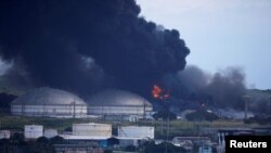 Fuego sobre los tanques de almacenamiento de combustible en Matanzas, Cuba, el 7 de agosto de 2022. REUTERS/Alexandre Meneghini
