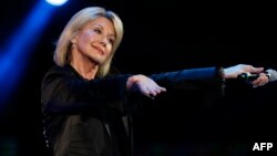 Penyanyi Olivia Newton-John ketika tampil di Festival Lagu Internasional "Vina del Mar" ke-58 di Vina del Mar, Chili, 23 Februari 2017 (foto: dok). 