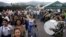 Venezolanos cruzan la frontera sobre el puente internacional Simon Bolivar en Cúcuta, Colombia.