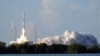 Un cohete Falcon 9 de SpaceX con una sonda lunar surcoreana despega desde el complejo de lanzamiento, el jueves 4 de agosto de 2022, en Cabo Cañaveral, Florida. (AP Foto/John Raoux)