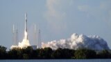 Un cohete Falcon 9 de SpaceX con una sonda lunar surcoreana despega desde el complejo de lanzamiento, el jueves 4 de agosto de 2022, en Cabo Cañaveral, Florida. (AP Foto/John Raoux)