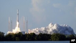 Tên lửa SpaceX Falcon 9 mang tàu thăm dò mặt trăng của Hàn Quốc phóng lên từ Cape Canaveral, Florida, hôm 4/8/2022.