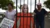 Manifestantes sostienen una imagen de la gobernadora de Puerto Rico, Wanda Vázquez, con ropa de presidiaria durante una protesta porque la ayuda para los afectados por huracanes permanecía en depósitos. en San Juan, Puerto Rico, 23 de enero de 2020.