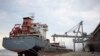 Kapal kargo Turki sedang memuat biji-bijian Ukraina di sebuah pelabuhan di wilayah Odesa, Ukraina, 29 Juli 2022. (Foto: via AP)
