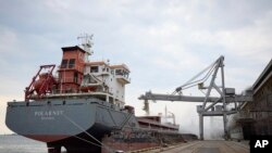 Kapal kargo Turki sedang memuat biji-bijian Ukraina di sebuah pelabuhan di wilayah Odesa, Ukraina, 29 Juli 2022. (Foto: via AP)