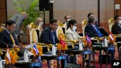 Menlu Kamboja Prak Sokhonn (kedua kanan), menyampaikan pidato pembukaan pada Pertemuan Antar Menteri Luar Negeri ASEAN dengan perwakilan Komisi Antarpemerintah ASEAN untuk HAM (AICHR) di Phnom Penh, Kamboja, 2 Agustus 2022. (AP Photo/Heng Sinith )