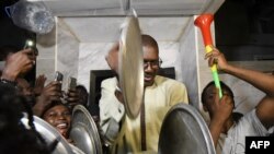 Des partisans de l'opposition sénégalaise frappent des marmites de cuisine dans le cadre d'une manifestation appelée par le chef de l'opposition sénégalaise Ousmane Sonko, devant son domicile à Dakar le 30 juin 2022.