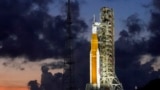 ARCHIVO - El cohete Artemis I de la NASA con la nave espacial Orion a bordo se ve en la plataforma 39B justo después del atardecer en el Centro Espacial Kennedy, en Cabo Cañaveral, Florida, el 27 de junio de 2022.