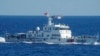 Sebuah kapal penjaga pantai China berlayar di dekat pulau Laut China Timur yang disengketakan. (Foto: via AP)