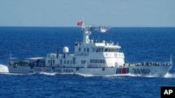 Sebuah kapal penjaga pantai China berlayar di dekat pulau Laut China Timur yang disengketakan. (Foto: via AP)