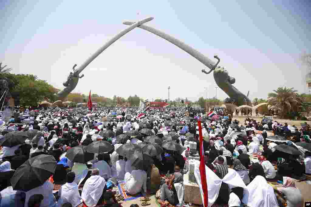 Pengikut ulama Syiah Muqtada al-Sadr berkumpul selama salat Jumat di lapangan terbuka &quot;Grand Festivities&quot; yang terletak di dalam Zona Hijau, di Baghdad, Irak (5/8). (Foto: AP)&nbsp;&nbsp;