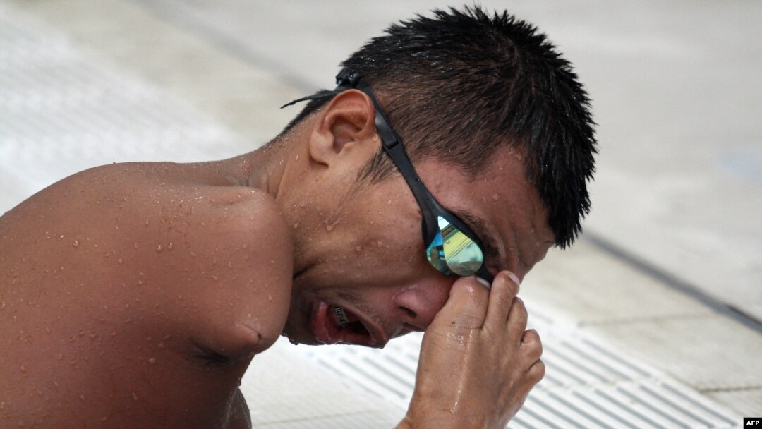 Seorang atlet renang tampak berusaha membetulkan kacamatanya dalam sesi pemanasan sebelum bertanding pada Asian Para Games 2018 di Jakarta, pada 11 Oktober 2018. (Foto: AFP/Arief Bagus)