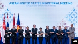 토니 블링컨(왼쪽 다섯번째) 미 국무장관이 4일 캄보디아 프놈펜에서 동남아시아국가연합(ASEAN·아세안) 외교장관들을 만나 기념촬영하고 있다.