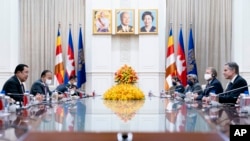 Secretary of State Antony Blinken, right, meets with Cambodian Prime Minister Hun Sen, left, at the Peace Palace in Phnom Penh, Cambodia, Aug. 4, 2022.