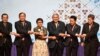 Dari kiri: PM Kamboja Hun Sen, Menlu Kamboja Prak Sokhon, Menlu RI Retno Marsudi, Menlu Brunei Erywan Yusof, Menlu Laos Saleumxay Kommasith dan Sekjen ASEAN Lim Jock Hoi pada upacara pembukaan Pertemuan Menlu ASEAN ke-55 di Phnom Penh, 3 Agustus 2022. (Tang Chhin Sothy / AFP)