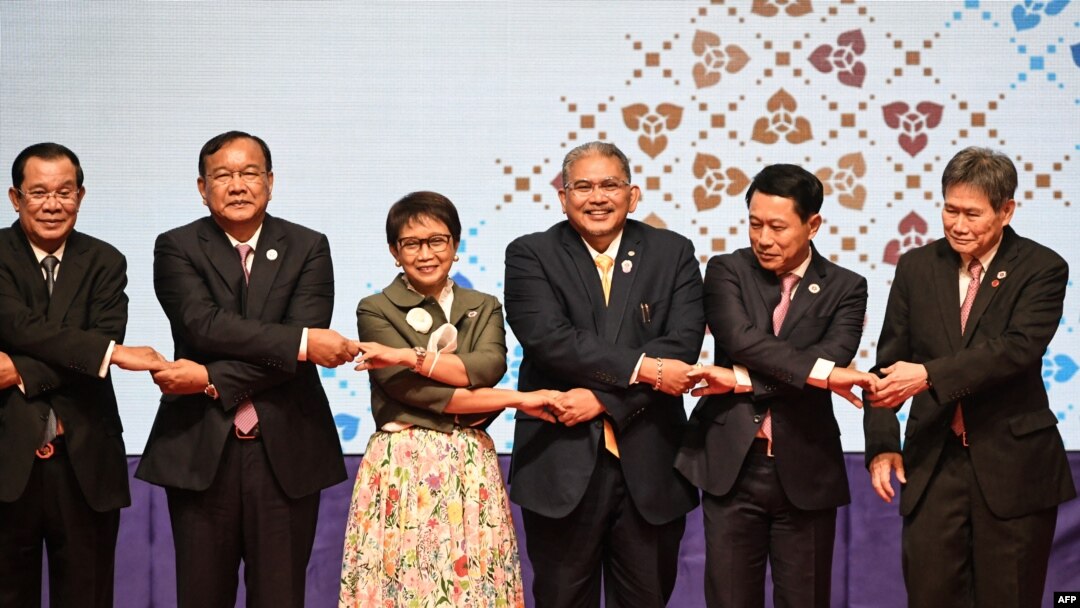 Dari kiri: PM Kamboja Hun Sen, Menlu Kamboja Prak Sokhon, Menlu RI Retno Marsudi, Menlu Brunei Erywan Yusof, Menlu Laos Saleumxay Kommasith dan Sekjen ASEAN Lim Jock Hoi pada upacara pembukaan Pertemuan Menlu ASEAN ke-55 di Phnom Penh, 3 Agustus 2022. (Tang Chhin Sothy / AFP)
