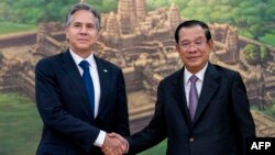 US Secretary of State Antony Blinken (L) shakes hands with Cambodian Prime Minister Hun Sen (R) as they meet at the Peace Palace in Phnom Penh on August 4, 2022. (Photo by Andrew Harnik / POOL / AFP)