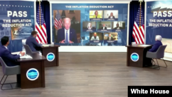 조 바이든(화면) 미국 대통령이 4일 화상으로 열린 '인플레이션 감축 법안' 관련 회의에서 연설하고 있다. 