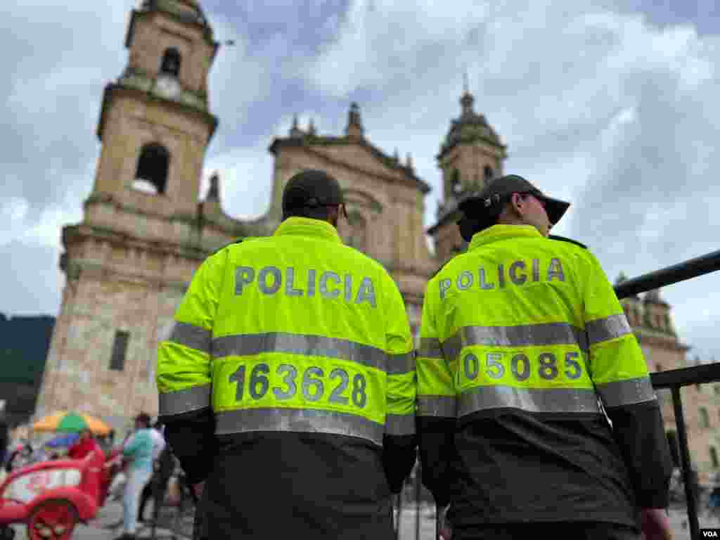 Policías patrullan la Plaza de Bolívar mientras se establece el perímetro de seguridad y se adelantan preparativos de la toma de posesión.