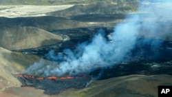 Foto udara menunjukkan aktivitas dari gunung berapi Fagradalsfjall di Islandia, Rabu 3 Agustus 2022, sekitar 32 kilometer barat daya ibu kota Reykjavik.