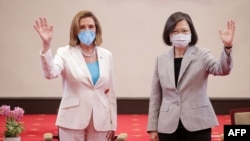  အမေရိကန်အောက်လွှတ်တော်ဥက္ကဋ္ဌ Nancy Pelosi (ဝဲ) နဲ့ ထိုင်ဝမ်သမ္မတ Tsai Ing-wen တို့ကို တိုင်ပေရှိ သမ္မတရုံးမှာတွေ့ရစဉ်။ (သြဂုတ်လ ၃၊ ၂၀၂၂) 