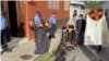 ARCHIVO - Monseñor Rolando José Álvarez reza frente a agentes policiales, quienes se han mantenido alrededor de la casa cural donde permanece. Cortesía el 19 de agosto de 2022.
