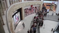 Հերթեր Մոսկվայում H&M հագուստի խանութի առջեւ, նախքան այն կդադարեցնի է իր գործունեությունը Ռուսաստանում