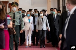 Nan foto sa a ke Biwo Prezidans Taiwan nan pibliye, Lide La Chanm de Reprezantan Etazini Nancy Pelosi (mitan goch) rive ak Prezidan Taiwan Tsai Ing-wen pou yon rankont nan Taipei, Mekredi 3 Out, 2022.