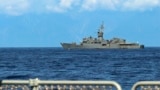中國官媒新華社發布的照片顯示，從一艘參加繞台軍演的中國軍艦上看台灣海軍蘭陽號導彈巡防艦。 （2022年8月5日）