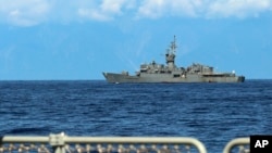 中国官媒新华社发布的照片显示，从一艘参加绕台军演的中国军舰上看台湾海军兰阳号导弹巡防舰。（2022年8月5日）