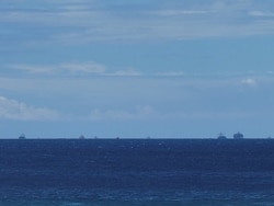 江东林（John Eastwood)在小琉球居住的酒店面向中国解放军军演区域，8月4日可以看到大约有13艘船（看不清楚型号和船旗）出现在海面上。（照片来源：江东林）