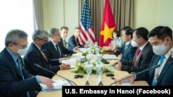 Ngoại trưởng Hoa Kỳ Antony Blinken gặp Bộ trưởng Ngoại giao Việt Nam Bùi Thanh Sơn tại Phnom Penh, Campuchia, vào ngày 5/8/2022.