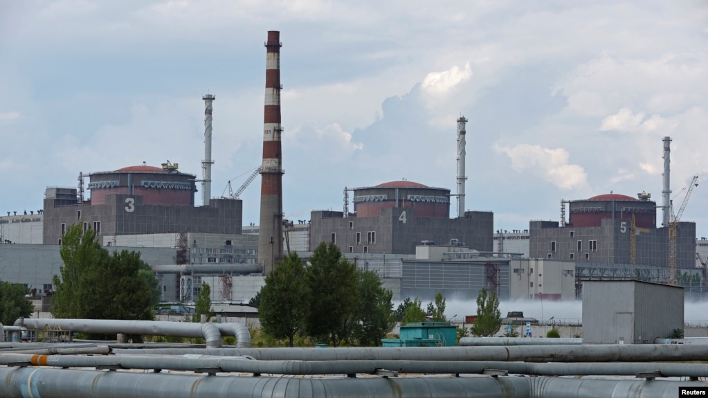 从俄罗斯控制的安赫徳市的外围看到的扎波罗热核电站。(2022年8月4日)(photo:VOA)