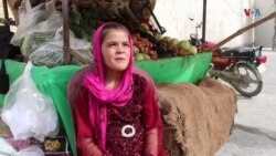 اته کلنه افغان کډواله له زده کړې سربیره په سبزي پلورلو کې پلار سره مرسته کوي